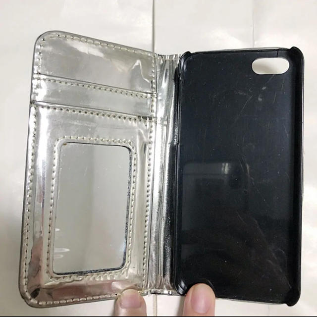 moussy(マウジー)のmoussy 手帳型 ミラー付き シルバー iPhone5/5s/SE ケース スマホ/家電/カメラのスマホアクセサリー(iPhoneケース)の商品写真