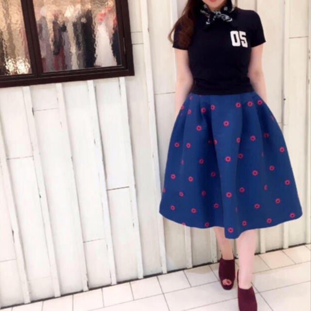 REDYAZEL(レディアゼル)のREDYAZEL シャンタンフラワー刺繍タックフレアスカート レディースのスカート(ロングスカート)の商品写真