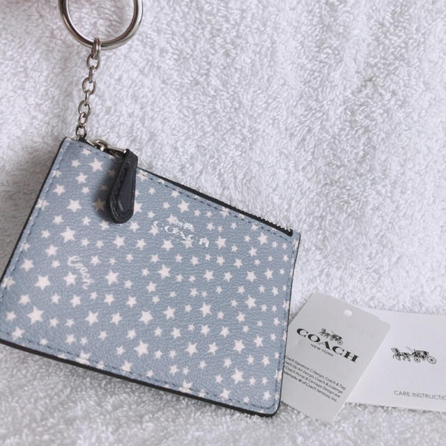 COACH(コーチ)の新品COACH キーリング付きパスケース 星柄 レディースのファッション小物(名刺入れ/定期入れ)の商品写真