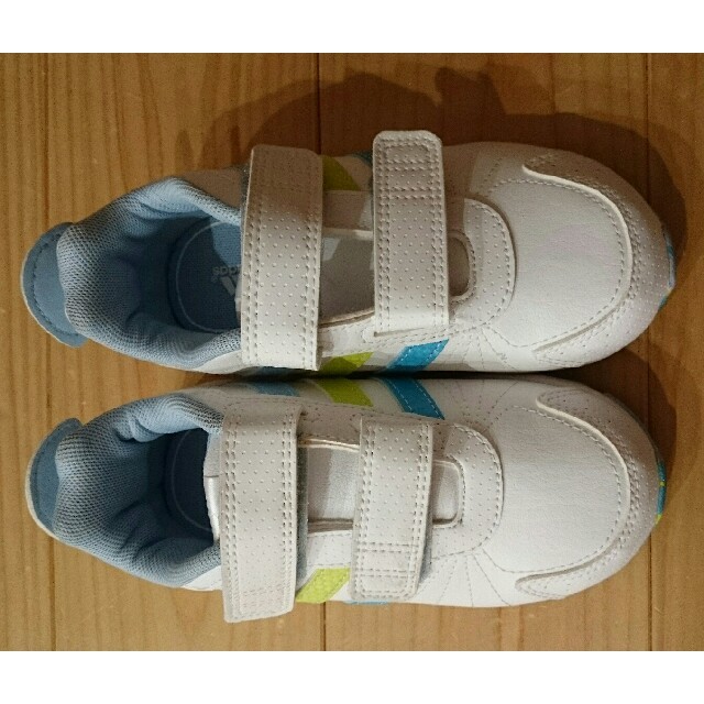 adidas(アディダス)の白×水色アディダススニーカー　15センチ キッズ/ベビー/マタニティのキッズ靴/シューズ(15cm~)(スニーカー)の商品写真
