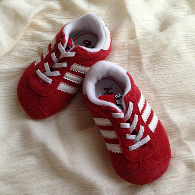 adidas(アディダス)のアディダス グーフィー ベビーシューズ キッズ/ベビー/マタニティのキッズ/ベビー/マタニティ その他(その他)の商品写真