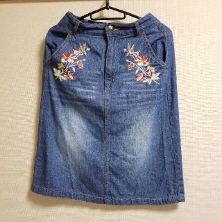 ブルーブルーエ(Bleu Bleuet)の値下げ！Bleu Bleuet刺繍デニムスカート(ひざ丈スカート)