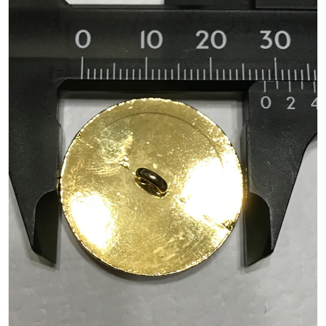 Saint Laurent(サンローラン)のイヴサンローラン★ボタン ブラック×ゴールド 28mm 正規品 柄A YSL ハンドメイドの素材/材料(各種パーツ)の商品写真