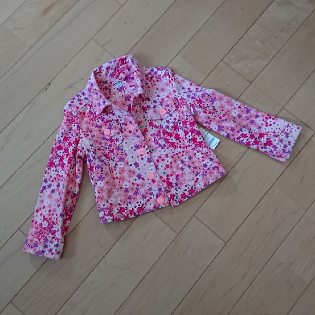 GAP Kids(ギャップキッズ)の新品GAPギャップ花柄ジャケットデニム110女の子 キッズ/ベビー/マタニティのキッズ服女の子用(90cm~)(ジャケット/上着)の商品写真