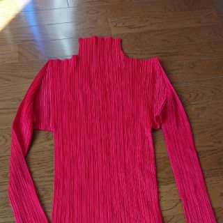 プリーツプリーズイッセイミヤケ(PLEATS PLEASE ISSEY MIYAKE)のプリーツプリーズのタートルネック赤(カットソー(長袖/七分))