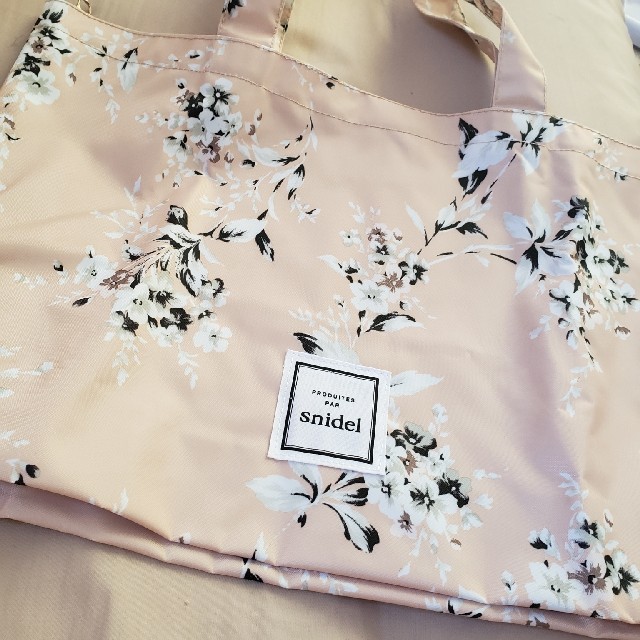 SNIDEL(スナイデル)のスナイデル　花柄　トートバック レディースのバッグ(ハンドバッグ)の商品写真