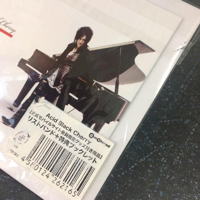 Acid Black Cherry♡未開封 リストバンド 赤 エンタメ/ホビーのタレントグッズ(ミュージシャン)の商品写真