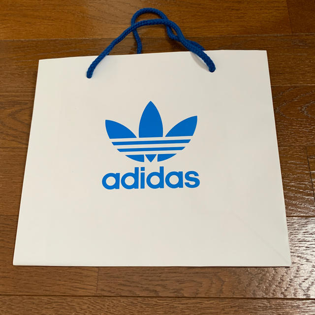 adidas(アディダス)のadidas ショップ袋 縦約23×横約26×幅約10㎝です レディースのバッグ(ショップ袋)の商品写真