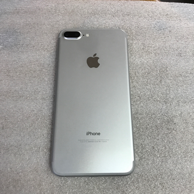 Apple(アップル)の美品 docomo iPhone 7 Plus 256GB シルバー スマホ/家電/カメラのスマートフォン/携帯電話(スマートフォン本体)の商品写真