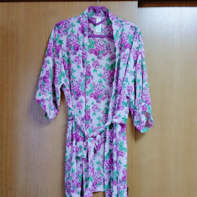 FOREVER 21(フォーエバートゥエンティーワン)のシフォン素材のバスローブみたいな羽織✨花柄🌸リボン🎀発送可 レディースのルームウェア/パジャマ(ルームウェア)の商品写真