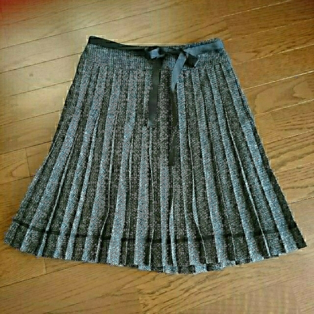 HONEYS(ハニーズ)のプリーツスカート   ブラックリボン付 レディースのスカート(ひざ丈スカート)の商品写真