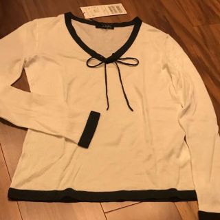 アンクライン(ANNE KLEIN)の【美品】アンクライン 白 ニット 黒 リボン カシミヤ(ニット/セーター)