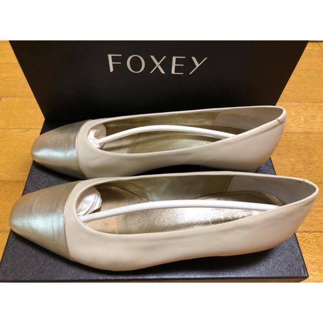 FOXEY(フォクシー)のFOXEY　フォクシー　パンプス　アイボリー×シャンパンゴールド　37 レディースの靴/シューズ(ハイヒール/パンプス)の商品写真