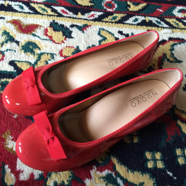 Nuovo(ヌォーボ)の赤のフラットシューズ レディースの靴/シューズ(ミュール)の商品写真