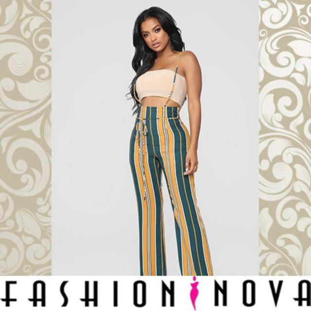 【Fashion Nova】ハイウエストストライプフレアロングパンツ レディースのパンツ(バギーパンツ)の商品写真