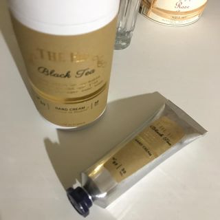 サボン(SABON)の【新品】サンタールエボーテ ハンドクリーム ブラックティー(ハンドクリーム)