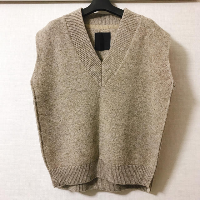 UNUSED(アンユーズド)のUNUSED 18AW ニットベスト オートミール メンズのトップス(ニット/セーター)の商品写真