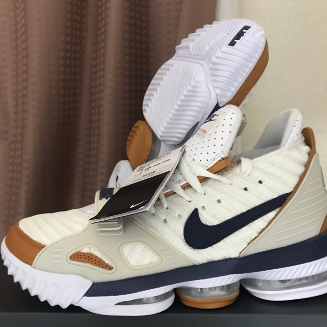 NIKE(ナイキ)のNIKE LEBRON 16 TR（CD7089） メンズの靴/シューズ(スニーカー)の商品写真