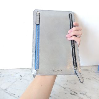 スマイソン(Smythson)の【新品・完売カラー】Smythson パナマ 財布 トラベル クラッチ シルバー(クラッチバッグ)