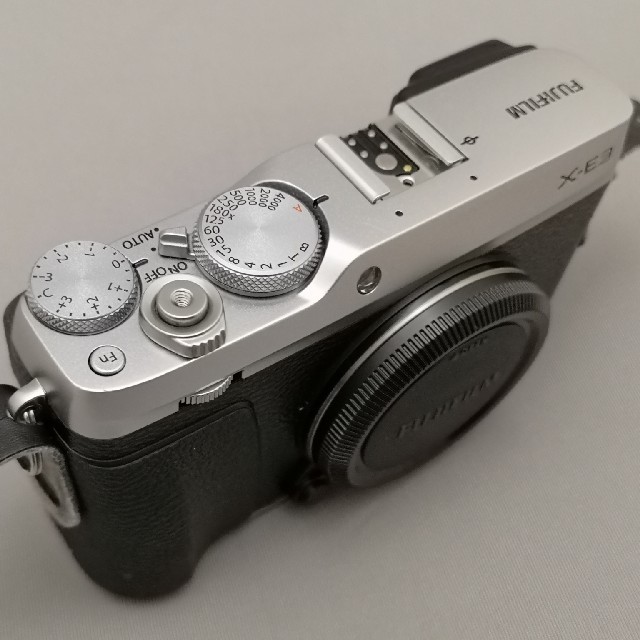 富士フイルム(フジフイルム)のFUJIFILM X-E3 ボディ シルバー 概ね美品 スマホ/家電/カメラのカメラ(ミラーレス一眼)の商品写真