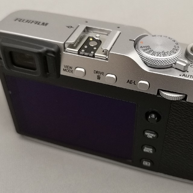 富士フイルム(フジフイルム)のFUJIFILM X-E3 ボディ シルバー 概ね美品 スマホ/家電/カメラのカメラ(ミラーレス一眼)の商品写真