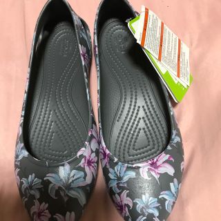 クロックス(crocs)のクロックス ローラ グラフィック フラットW8新品未使用！お値下げしました！(ハイヒール/パンプス)