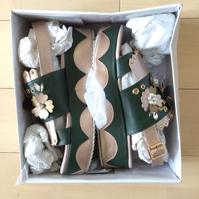 Chesty(チェスティ)のchesty  flower bijou sandal green レディースの靴/シューズ(サンダル)の商品写真