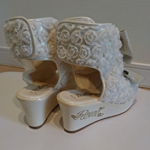 RONI(ロニィ)のRONIのホワイトサンダル、バナチショーパン キッズ/ベビー/マタニティのキッズ靴/シューズ(15cm~)(サンダル)の商品写真