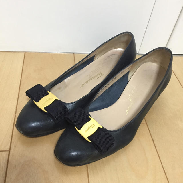 Salvatore Ferragamo(サルヴァトーレフェラガモ)のフェラガモ ヴァラ パンプス ferragamo レディースの靴/シューズ(ハイヒール/パンプス)の商品写真