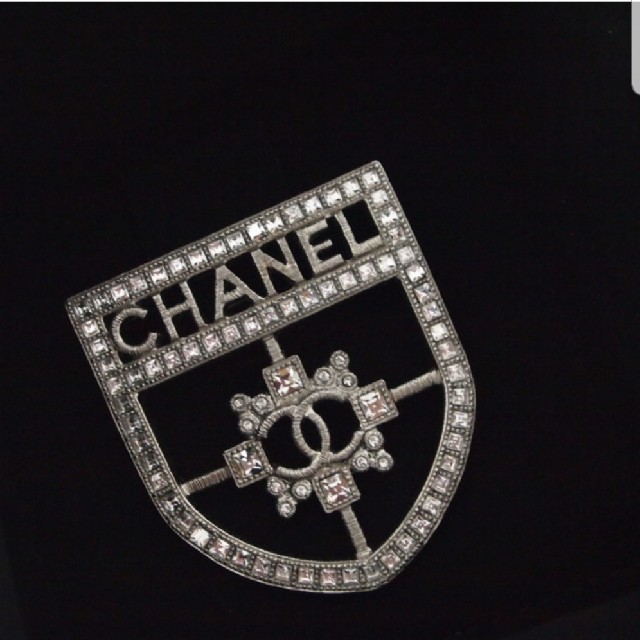 CHANEL(シャネル)の 海外直営店ブティック購入 CHANEL シャネル　勲章ブローチ  レディースのアクセサリー(ブローチ/コサージュ)の商品写真