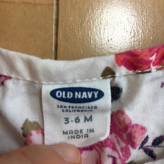 Old Navy(オールドネイビー)のOLD NAVY  花柄 カットソー 60 70 トップス オールドネイビー キッズ/ベビー/マタニティのベビー服(~85cm)(シャツ/カットソー)の商品写真