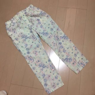 レイカズン(RayCassin)のレイカズン 水彩花柄パンツ(カジュアルパンツ)