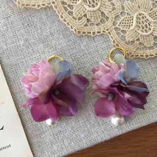 ローズピンクバラとパープル、ブルーパープル紫陽花のピアス(ピアス)