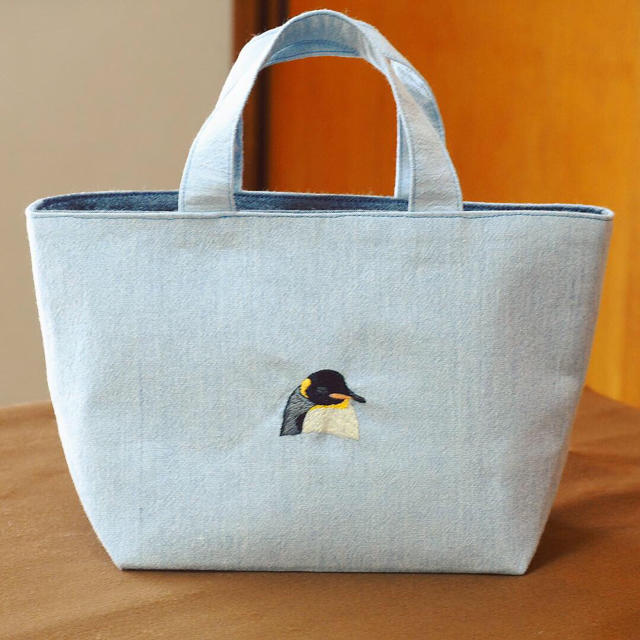 【受注製作】皇帝ペンギンの刺繍トート(お弁当箱サイズ) ハンドメイドのファッション小物(バッグ)の商品写真