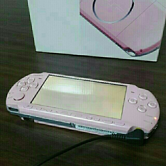 PlayStation Portable(プレイステーションポータブル)のPSP プレイステーション・ポータブル ブロッサム・ピンク PSP-3000ZP エンタメ/ホビーのゲームソフト/ゲーム機本体(携帯用ゲーム機本体)の商品写真