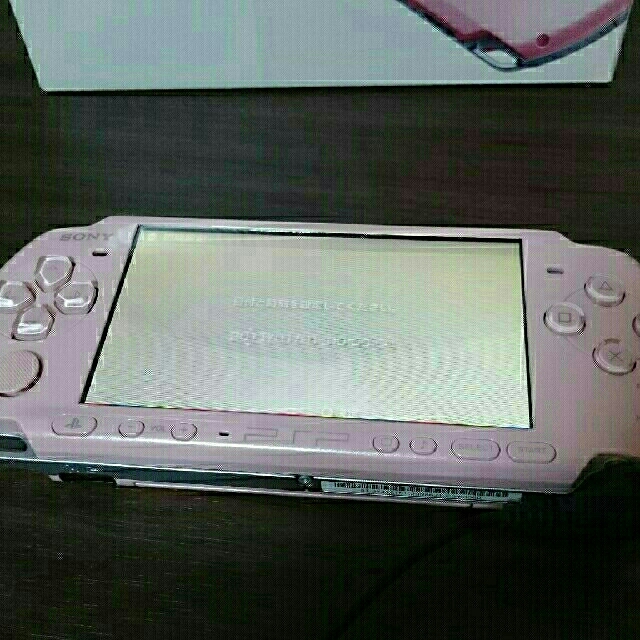 PlayStation Portable(プレイステーションポータブル)のPSP プレイステーション・ポータブル ブロッサム・ピンク PSP-3000ZP エンタメ/ホビーのゲームソフト/ゲーム機本体(携帯用ゲーム機本体)の商品写真