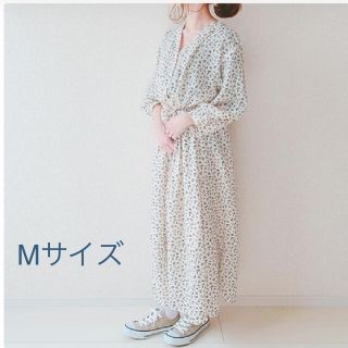 ジーユー(GU)のgu☆フラワープリントvネックワンピース☆新品☆M☆プチプラのあや(ロングワンピース/マキシワンピース)