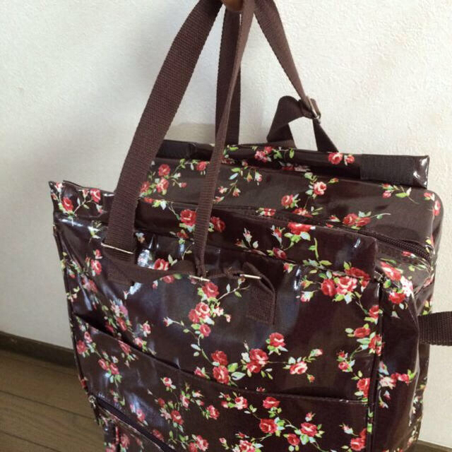 【専用】小花柄★折りたたみキャリーバッグ レディースのバッグ(スーツケース/キャリーバッグ)の商品写真