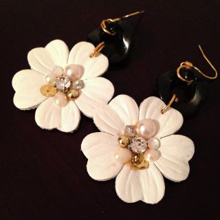 キラキラ＆レザー☆フラワーモチーフピアス(ピアス)