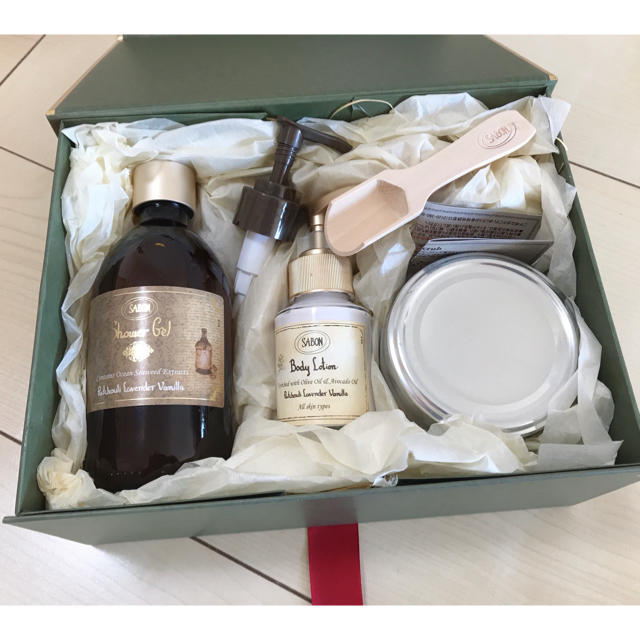 SABON(サボン)のサボン ギフトセット SABON パチュリラベンダーバニラ ボディスクラブ コスメ/美容のボディケア(ボディスクラブ)の商品写真