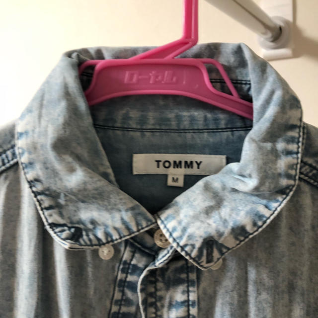 TOMMY HILFIGER(トミーヒルフィガー)のトミー  デニムシャツ レディースのトップス(シャツ/ブラウス(長袖/七分))の商品写真