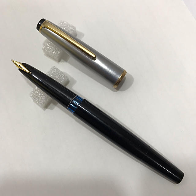 MONTBLANC(モンブラン)の逸品1本  モンブラン No 32-S 万年筆 メダルキャップ インテリア/住まい/日用品の文房具(ペン/マーカー)の商品写真