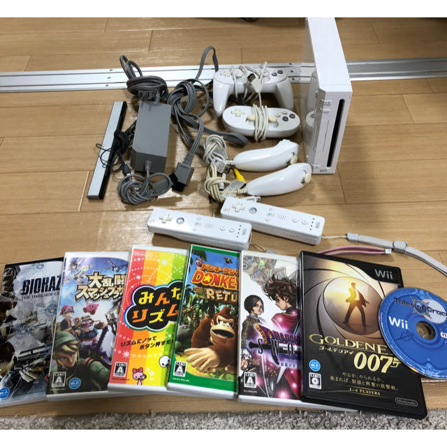 Wii(ウィー)の任天堂 Wii セット エンタメ/ホビーのゲームソフト/ゲーム機本体(家庭用ゲーム機本体)の商品写真