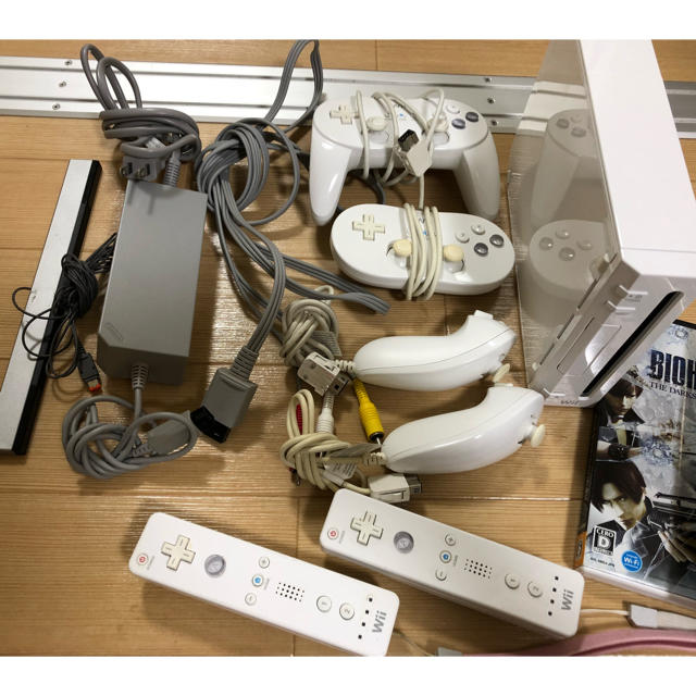 Wii(ウィー)の任天堂 Wii セット エンタメ/ホビーのゲームソフト/ゲーム機本体(家庭用ゲーム機本体)の商品写真