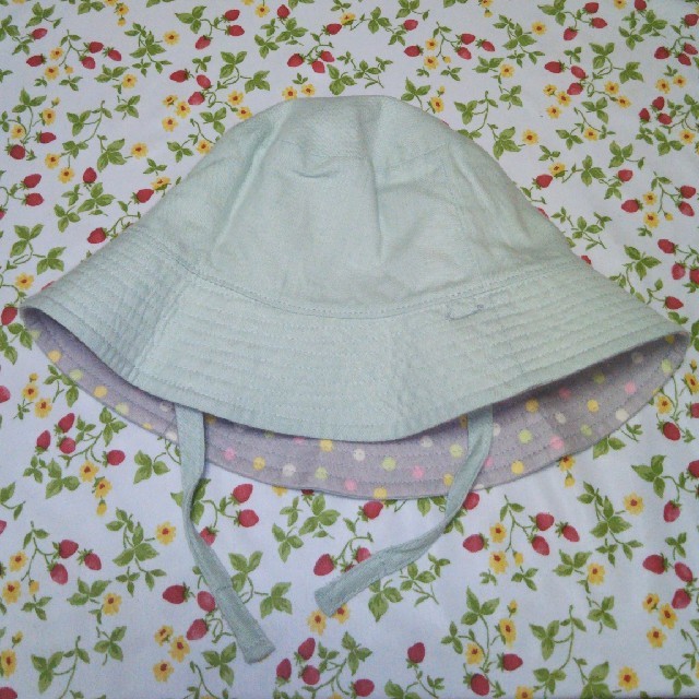 【新品】赤ちゃんリバーシブルハット　50cm キッズ/ベビー/マタニティのこども用ファッション小物(帽子)の商品写真