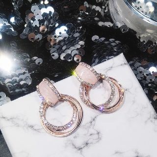 ザラ(ZARA)のピンク色♡キラキラピアス(ピアス)