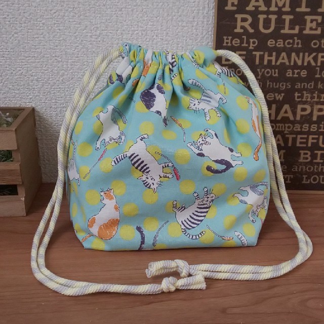 ねこ柄お弁当袋＊ キッズ/ベビー/マタニティのこども用バッグ(ランチボックス巾着)の商品写真