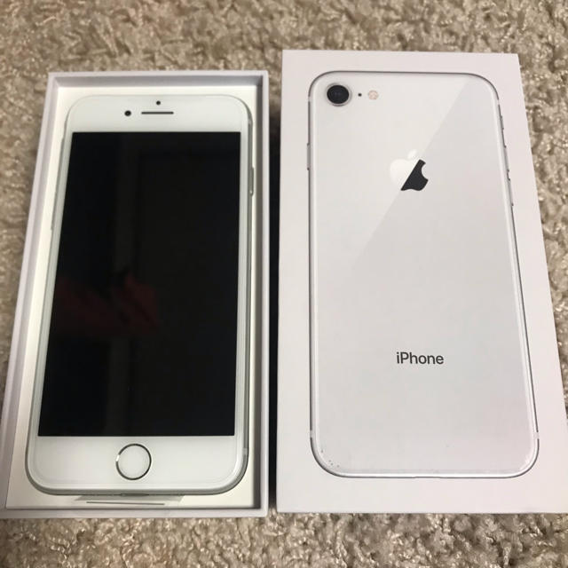 au - iPhone8 Silver 64GB au 値下げしました！の通販 by e's shop｜エーユーならラクマ