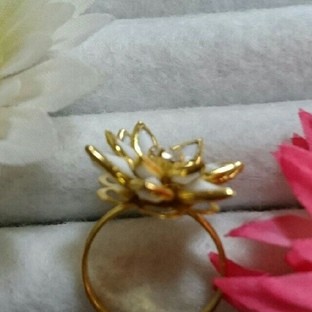 ゴールド&ホワイト お花のリング フリーサイズ レディースのアクセサリー(リング(指輪))の商品写真