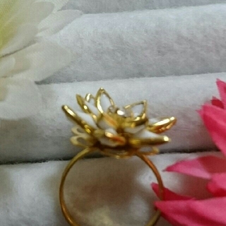 ゴールド&ホワイト お花のリング フリーサイズ(リング(指輪))